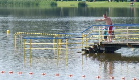 Brak wyobraźni? Pijani bawili się na zalanych pomostach